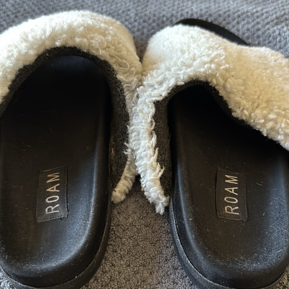 ROAM Women’s US 7.5-8 Ivory Sherpa Slide Sandals Fuzzy Cozy Slip On Shoes - Picture 8 of 14